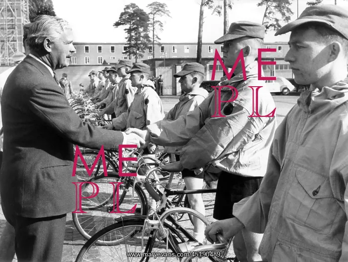 : British soldiers cycle from Berlin to Rome : British soldiers cycle from Berlin to Rome