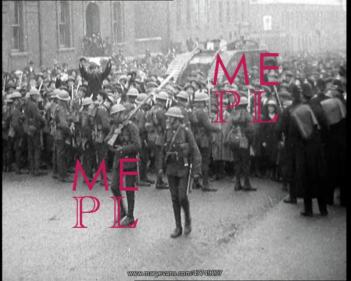 : British Soldiers Holding Back Crowds Of Demonstrators : British Soldiers Holding Back Crowds Of Demonstrators