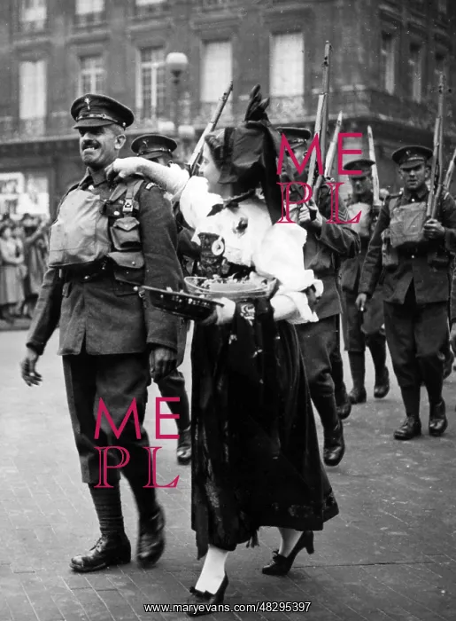 : British soldiers in Paris, 1940 : British soldiers in Paris, 1940