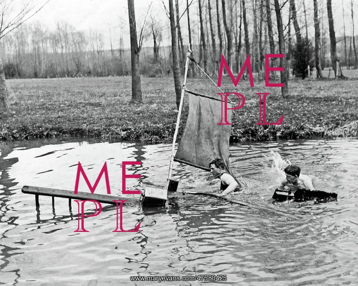 : British soldiers in water during rest break, WW1 : British soldiers in water during rest break, WW1