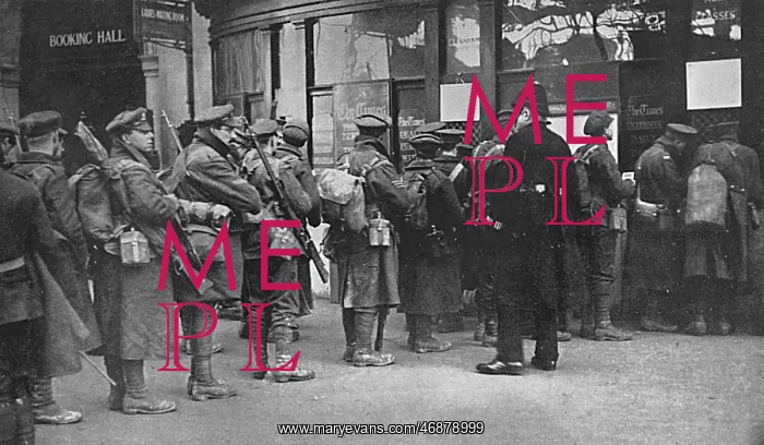 : British troops arrive from the trenches at Waterloo Station : British troops arrive from the trenches at Waterloo Station
