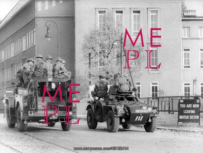 : British troops at border crossing point Invalidenstrasse in : British troops at border crossing point Invalidenstrasse in