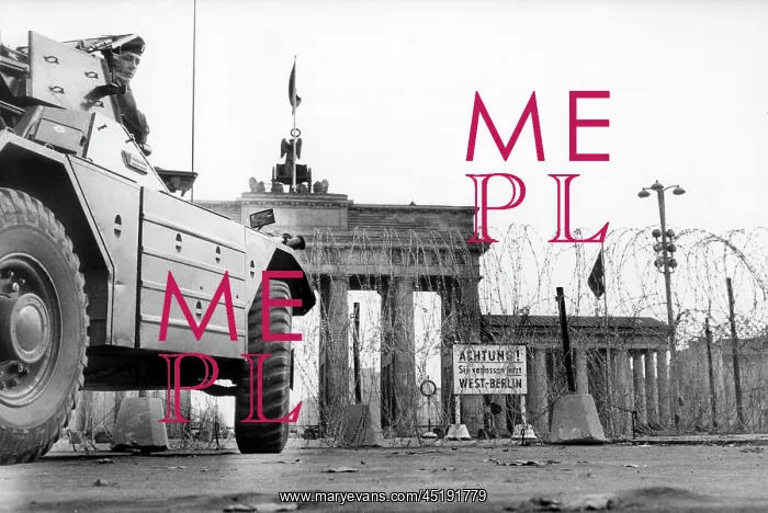 : British troops in front of Brandenburg Gate : British troops in front of Brandenburg Gate