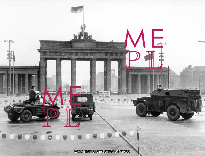  : British troops in front of Brandenburg Gate