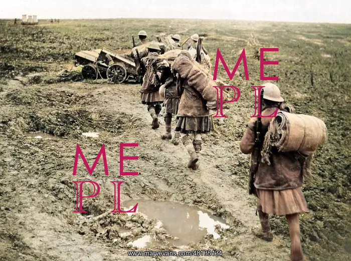 : British troops carrying sandbags, Western Front, WW1 : British troops carrying sandbags, Western Front, WW1