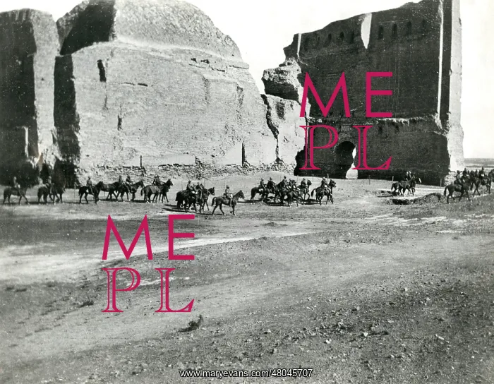 : British troops at Ctesiphon, Mesopotamia, WW1 : British troops at Ctesiphon, Mesopotamia, WW1