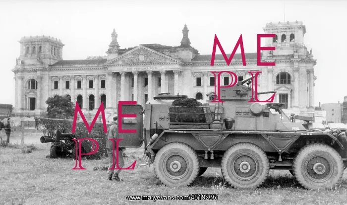 : British troops in front of Reichstag in Berlin : British troops in front of Reichstag in Berlin