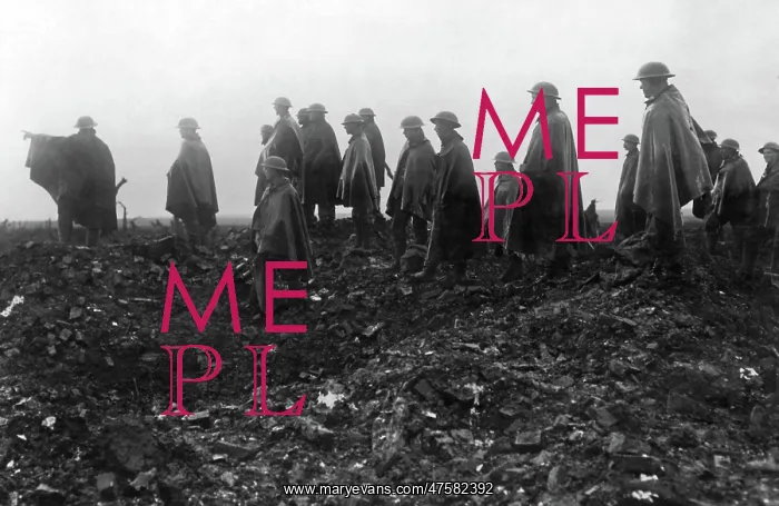 : British troops watching shelling, Western Front, WW1 : British troops watching shelling, Western Front, WW1