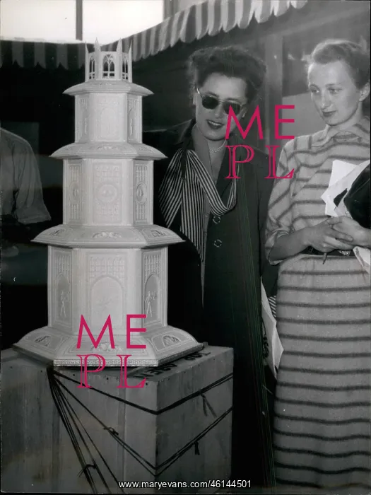 : British wedding cake on display in Dusseldorf, Germany : British wedding cake on display in Dusseldorf, Germany