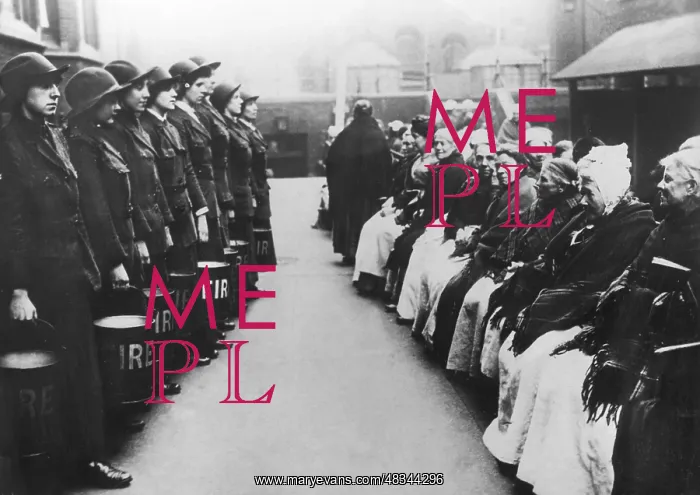 : British women as fire fighters, 1916 : British women as fire fighters, 1916