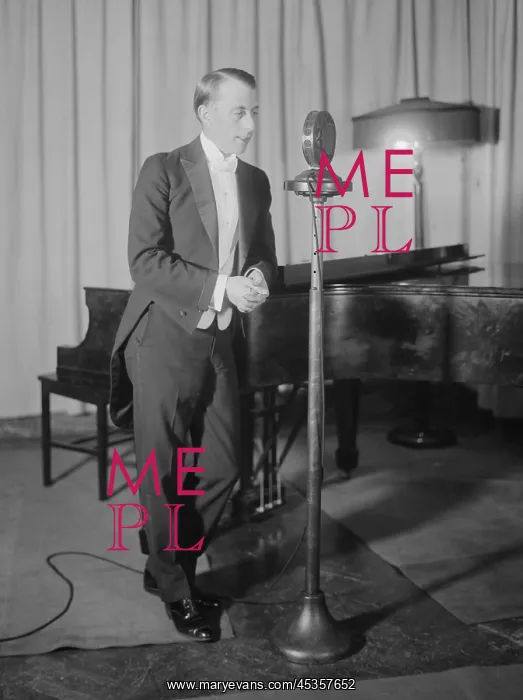 : Broadcaster Graham McNamee won Radio Digest's 1925 : Broadcaster Graham McNamee won Radio Digest's 1925
