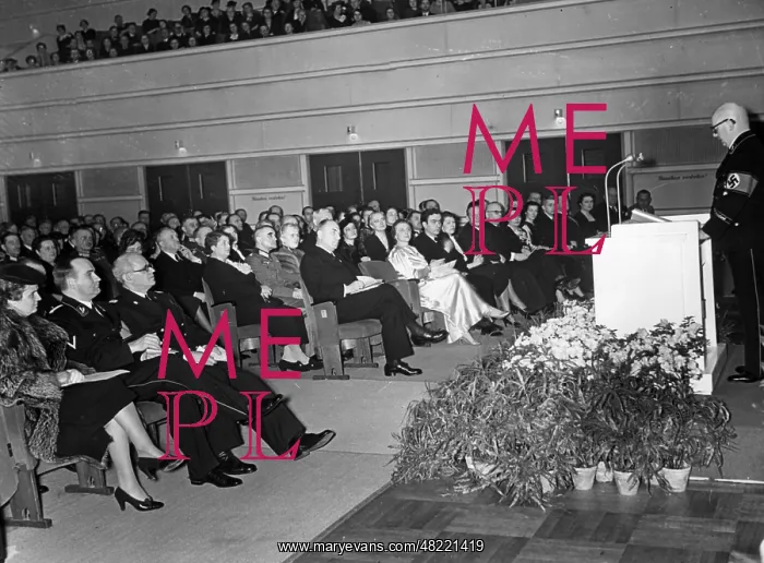 : Broadcasting director Dr. Glasmeier during a speech, 193 : Broadcasting director Dr. Glasmeier during a speech, 193