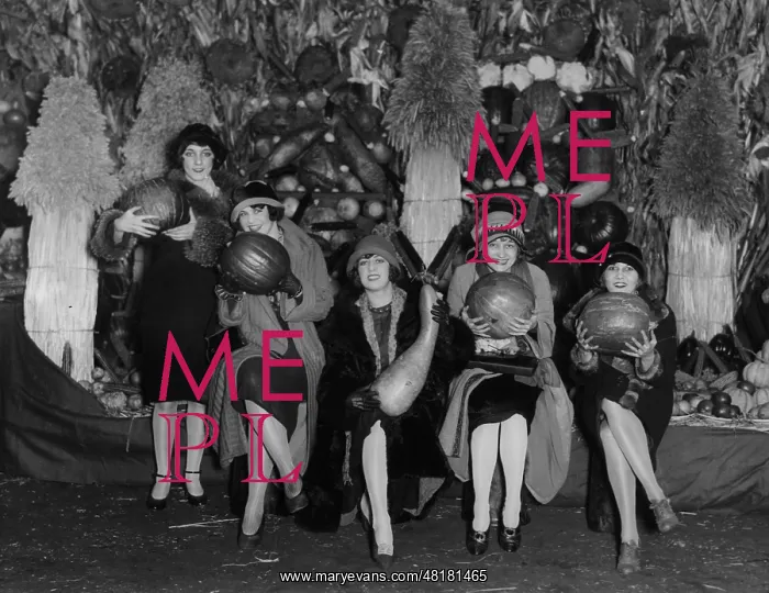 : Broadway actresses with pumpkins, 1926 : Broadway actresses with pumpkins, 1926