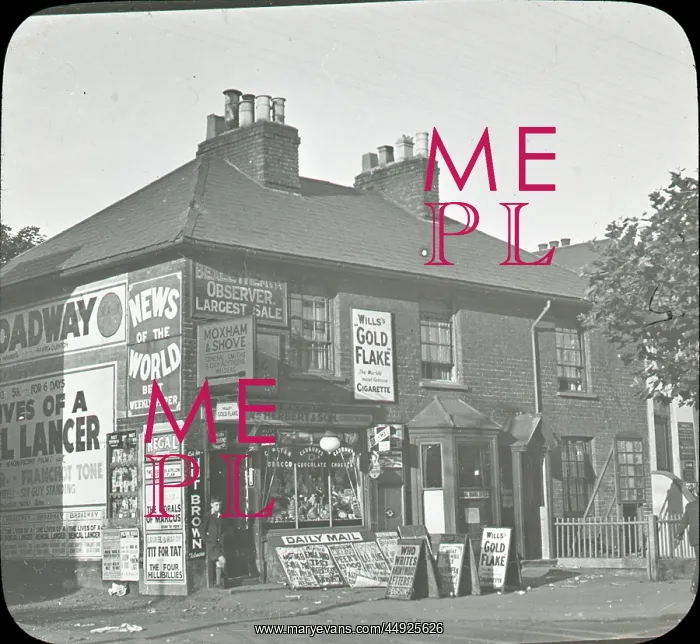 : Broadway, next Rose Inn : Broadway, next Rose Inn