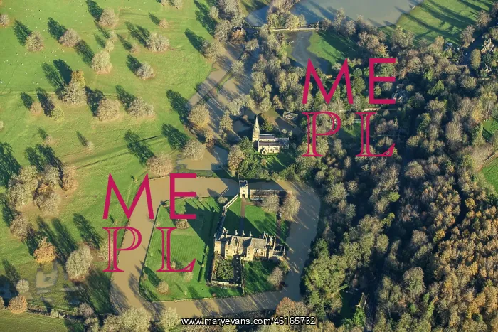 : Broughton Castle fortified house, gatehouse and moat, Oxon : Broughton Castle fortified house, gatehouse and moat, Oxon