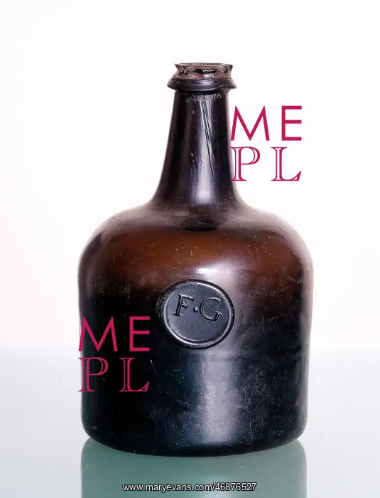 : Brown Bordeaux wine bottle : Brown Bordeaux wine bottle