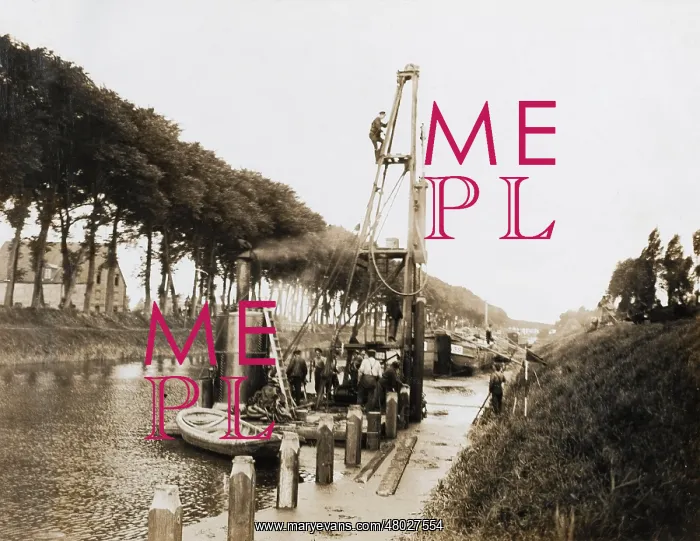  : Brtish troops constructing canal wharf, WW1