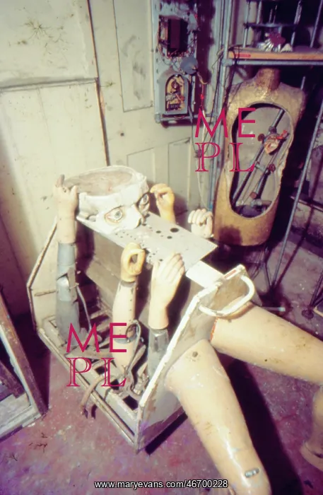 : Bruce Lacey, performance artist : Bruce Lacey, performance artist