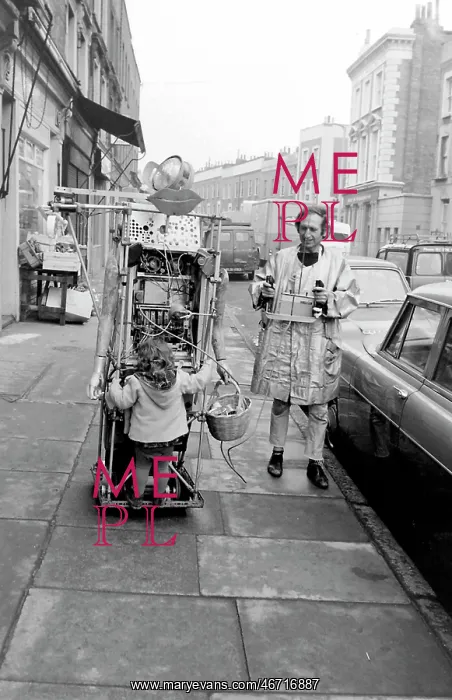 : Bruce Lacey, performance artist : Bruce Lacey, performance artist