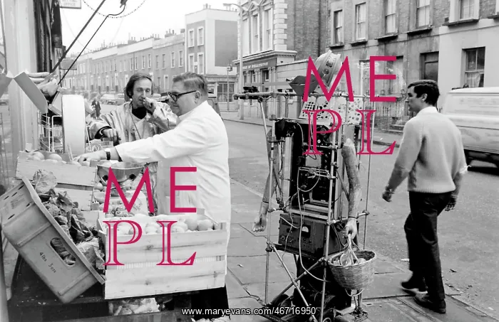 : Bruce Lacey, performance artist : Bruce Lacey, performance artist