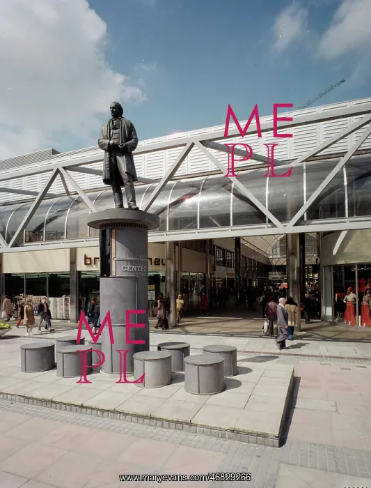 : Brunel Statue, Havalock Square, Swindon : Brunel Statue, Havalock Square, Swindon