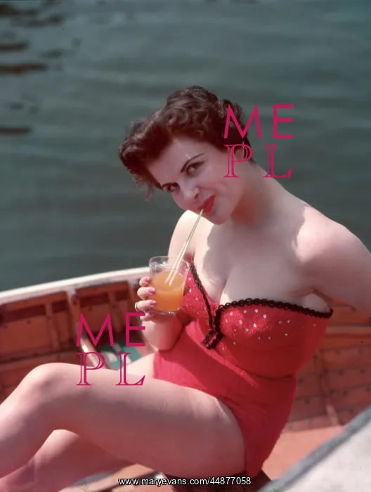 : BRUNETTE IN BOAT : BRUNETTE IN BOAT