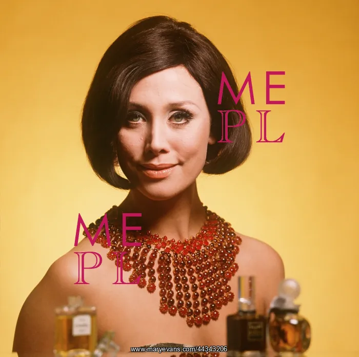 : Brunette model wearing large beaded necklace : Brunette model wearing large beaded necklace