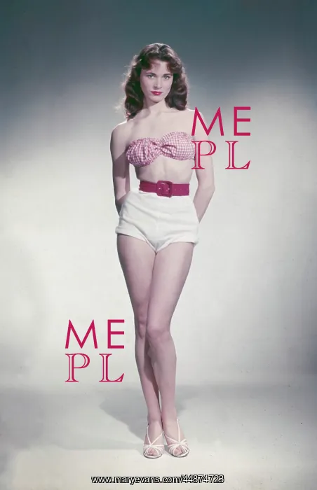 : BRUNETTE IN SHORTS 1950S : BRUNETTE IN SHORTS 1950S