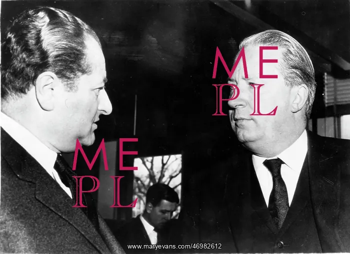 : Bruno Kreisky talking with another man : Bruno Kreisky talking with another man