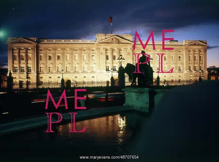 : Buckingham Palace by night, London : Buckingham Palace by night, London