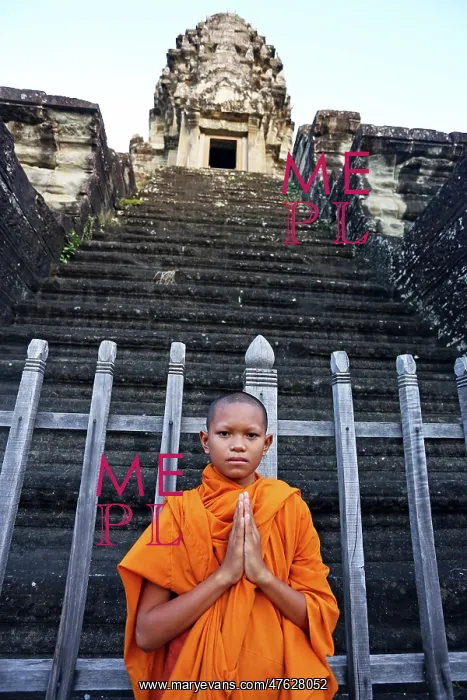  : Buddhist Monks at Angkor Wat Temple, Siem Reap, Cambodia