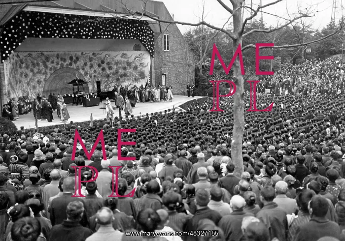 : Buddhist worship in Tokyo, 1929 : Buddhist worship in Tokyo, 1929