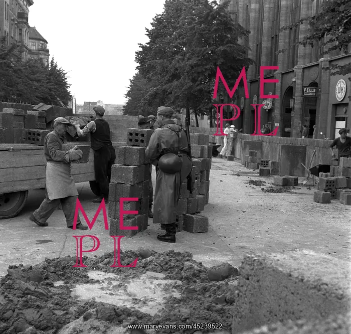 : Building of the Berlin Wall : Building of the Berlin Wall