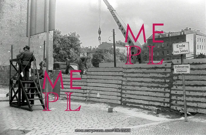 : Building the Berlin Wall : Building the Berlin Wall