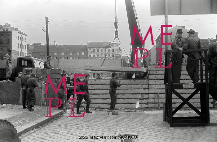 : Building the Berlin Wall : Building the Berlin Wall