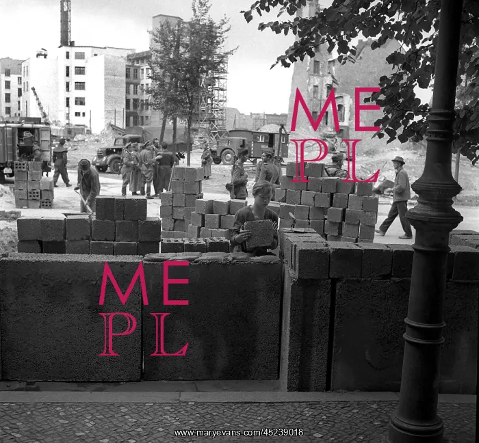: Building of the Berlin Wall in Berlin : Building of the Berlin Wall in Berlin