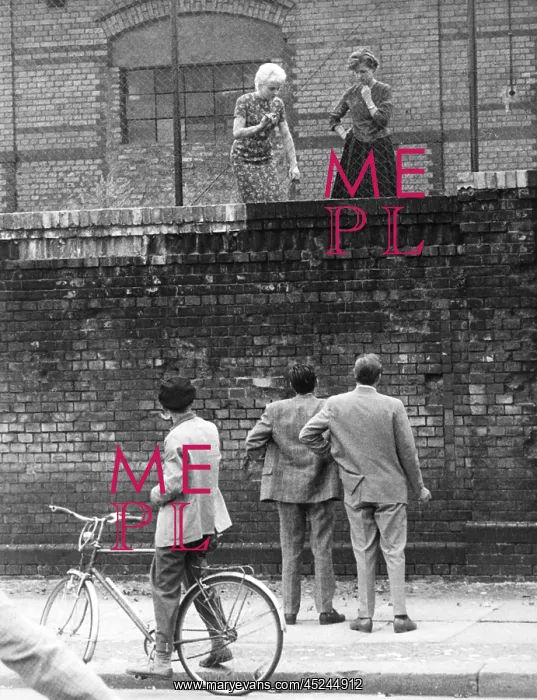 : Building the Berlin Wall - People at the Wall : Building the Berlin Wall - People at the Wall