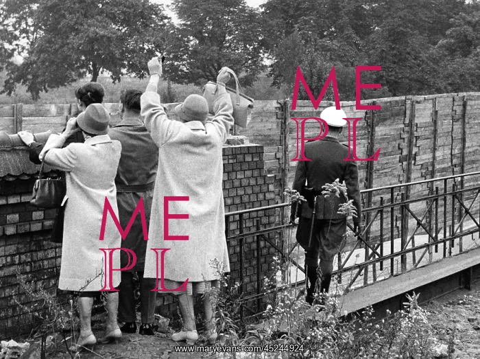  : Building the Berlin Wall - People at the Wall