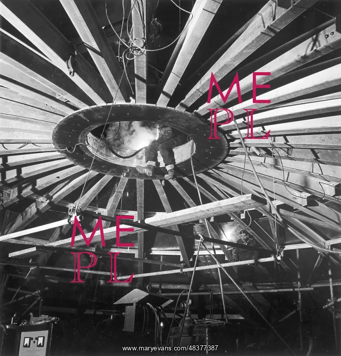 : Building the framework for a domed roof : Building the framework for a domed roof