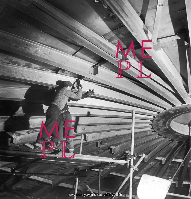 : Building the roof of a liquid methane tank : Building the roof of a liquid methane tank