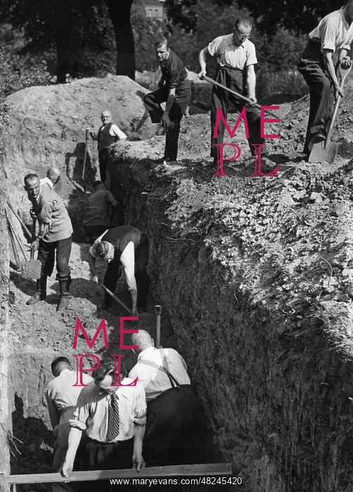 : Building of a splinter protection trench, 1943 : Building of a splinter protection trench, 1943