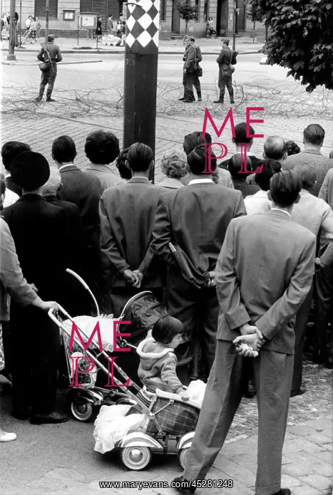 : Building the Wall in 1961 : Building the Wall in 1961