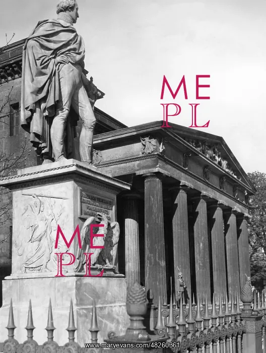 : Bulow statue at the Neue Wache in Berlin, 1938 : Bulow statue at the Neue Wache in Berlin, 1938