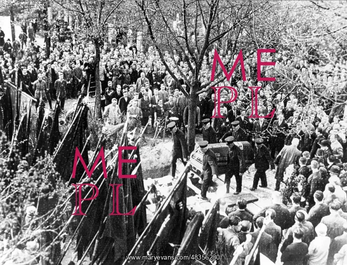 : Burial of the killed KPD supporters, 1929 : Burial of the killed KPD supporters, 1929