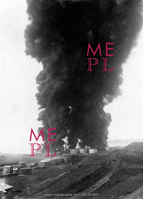 : Burning oil tank, 1916 : Burning oil tank, 1916