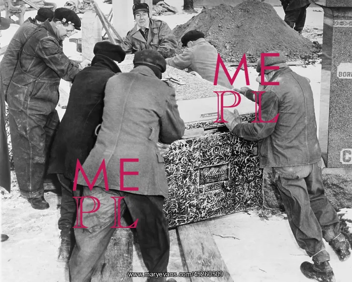 : Burying Al Capone. Workmen at Mt. Olivet Cemetery : Burying Al Capone. Workmen at Mt. Olivet Cemetery