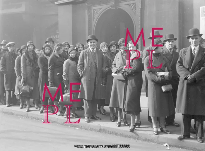 : A BUS QUEUE 1920S : A BUS QUEUE 1920S