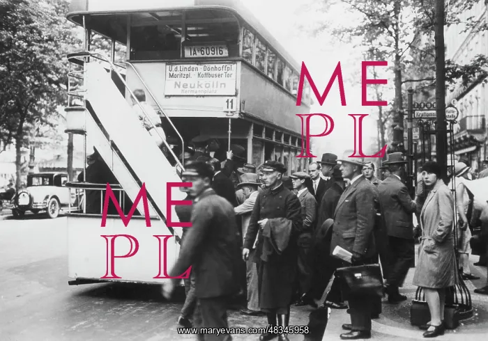 : Bus stop in Berlin, 1929 : Bus stop in Berlin, 1929