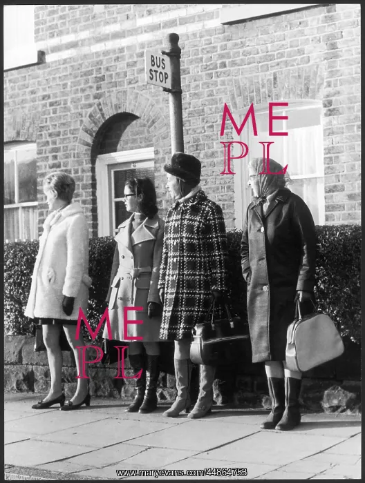 : BUS STOP QUEUE 1960S : BUS STOP QUEUE 1960S