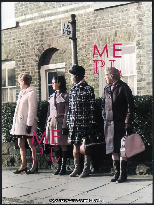 : BUS STOP QUEUE 1960S : BUS STOP QUEUE 1960S